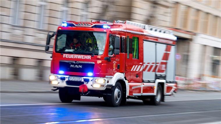 Ein Feuerwehrfahrzeug ist mit Blaulicht auf Einsatzfahrt.