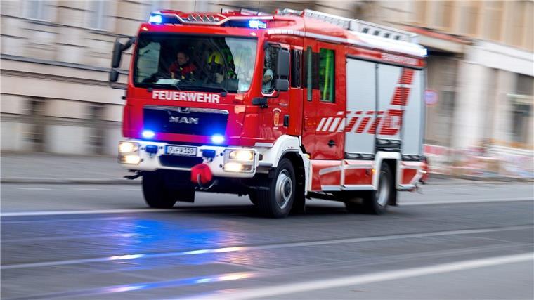 Ein Feuerwehrfahrzeug ist mit Blaulicht auf Einsatzfahrt.