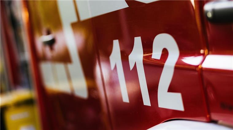 Ein Feuerwehrfahrzeug steht auf dem Hof eines Feuerwehrgerätehauses.