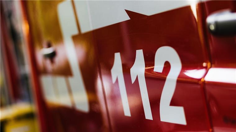 Ein Feuerwehrfahrzeug steht auf dem Hof eines Feuerwehrgerätehauses.