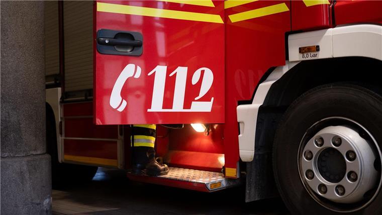 Lkw hängt über Fähranlegerkante - Rettungsaktion Ein Feuerwehrmann half dem Lkw-Fahrer. (Symbolbild)