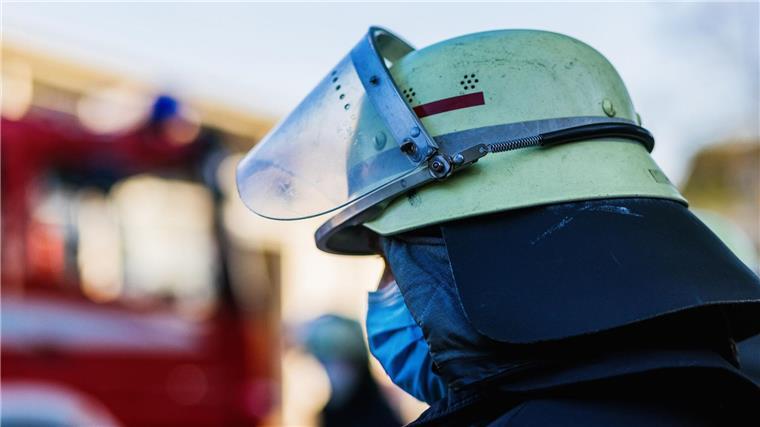 Ein Feuerwehrmann mit Helm und Maske.