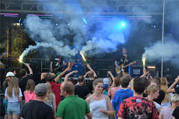 Ein feuriges Spektakel: Die Jungs von den "Epic Spaceballs" rocken die Bühne auf dem NIG-Rock.