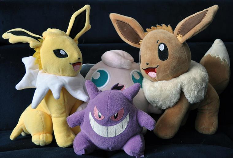 Die Pokemon-Plueschfiguren Gengar, Pummeluff, Blitza und Evoli, drapiert am 12.02.2024 im Celler Atelier Allernixe. Die Pokemon-Zeichnerin Midori Harada wohnt in Celle und hat fuer jedes dieser Pokemon bereits mindestens eine Sammelkarte gezeichnet. Die Japanerin schaetzt die Ruhe und das Ambiente der Residenzstadt und lebt gerne umgeben von Fachwerkhaeusern und fernab von japanischen Grossstaedten. (Siehe epd-Bericht vom 20.02.2024) - ACHTUNG: VEROEFFENTLICHUNG DES FOTOS NUR IM ZUSAMMENHANG MIT