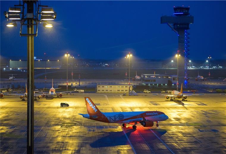 Berlin: Erstes Flugzeug am BER abgehoben Flugzeug auf dem Rollfeld am Berliner BER