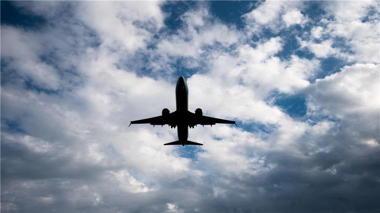 Flüge von Hamburg nach Hannover und Bremen umgeleitet Ein Flugzeug setzt zum Landeanflug an.