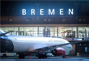 Ein Flugzeug steht nachts auf dem Rollfeld vom Flughafen Bremen.