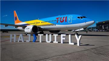Ein Flugzeug vom Typ Boeing 737-8 mit einer Sonderlackierung zum 50-jährigen Bestehen der Fluggesellschaft Tuifly steht auf dem Gelände vom Flughafen Hannover-Langenhagen.