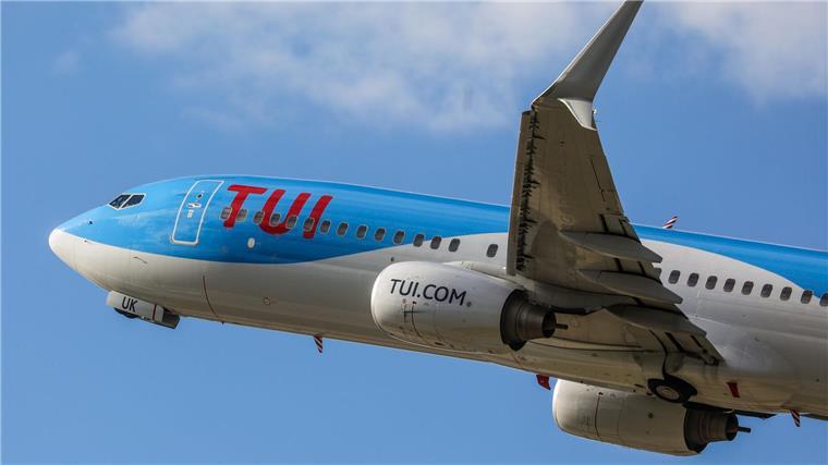 Tui: Starke Sommersaison - Gästezahlen teils über 2019 Ein Flugzeug vom Typ Boeing 737-800 der deutschen Fluggesellschaft Tuifly startet vom Flughafen Stuttgart.