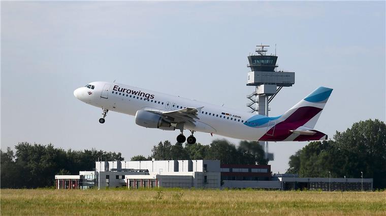 Eurowings erweitert Basis in Hannover Ein Flugzeug von Eurowings startet auf der Nordbahn vom Hannover Airport.