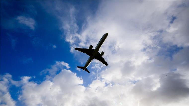 Hannover streicht am Donnerstag alle Flüge Ein Flugzeug vor der Landung auf dem Flughafen Hannover.