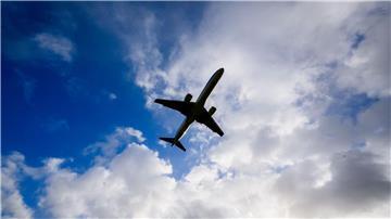 Ein Flugzeug vor der Landung auf dem Flughafen Hannover.