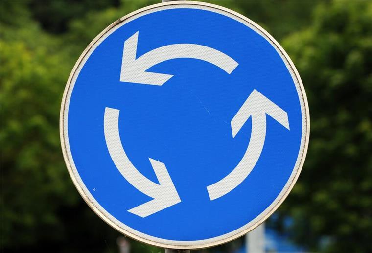 Autos kollidieren im Kreisel bei Debstedt Ein Verkehrszeichen das auf einen Kreisverkehr hinweist