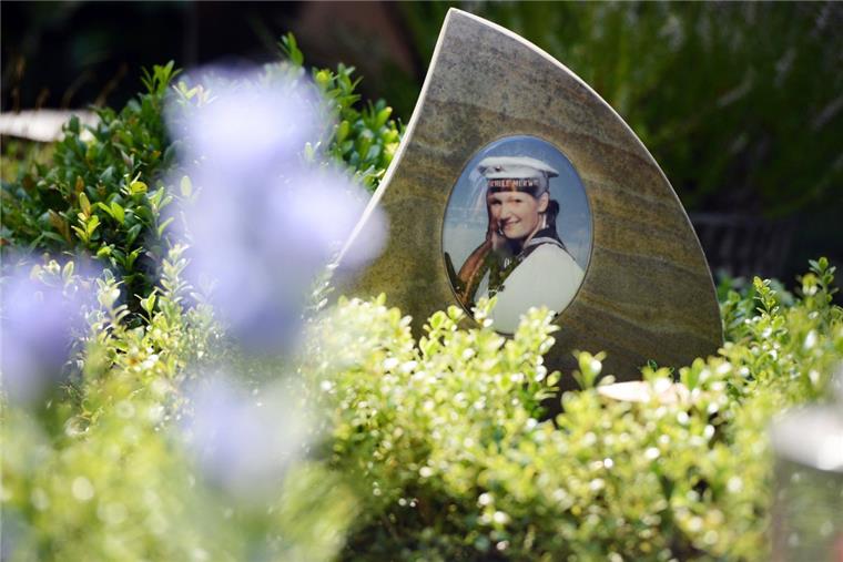 Wieder Ermittlungen im Fall der toten "Gorch Fock"-Kadettin Ein Foto der auf der "Gorch Fock" ums Leben gekommenen Soldatin Jenny Böken ist auf ihrem Grab auf dem Friedhof zu sehen.