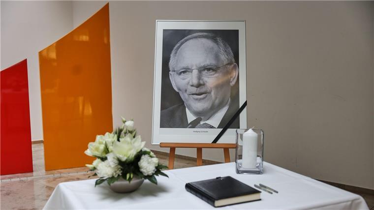 CDU-Landesvorsitzender würdigt gestorbenen Schäuble Ein Foto des verstorbenen CDU-Politikers Wolfgang Schäuble und ein Kondolenzbuch liegen im Konrad-Adenauer-Haus.