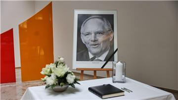 Ein Foto des verstorbenen CDU-Politikers Wolfgang Schäuble und ein Kondolenzbuch liegen im Konrad-Adenauer-Haus.