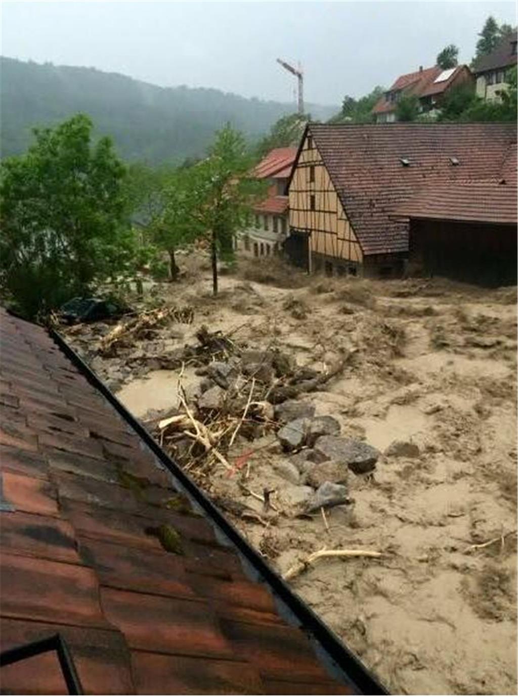 Ein Foto dieser Geröll- und Schlammlawine wurde in der Facebook-Gruppe &quot;Sch...