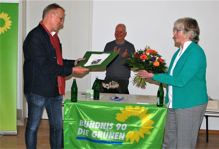 Grüne wählen Stefan Wenzel in Beers zum Kandidaten für die Bundestagswahl Ein Fotokalender aus der Region und Blümchen für den frisch gekürten Bundestageskandidaten: Stefan Wenzel freut sich nach seiner Wahl am Dienstagabend in Bad Bederkesa über Präsente von Ralf Poppe, Sprecher des Grünen-Kreisverbandes Stade, und Elke Roskosch-Buntemeyer, Sprecherin des Kreisverbandes Cuxhaven.