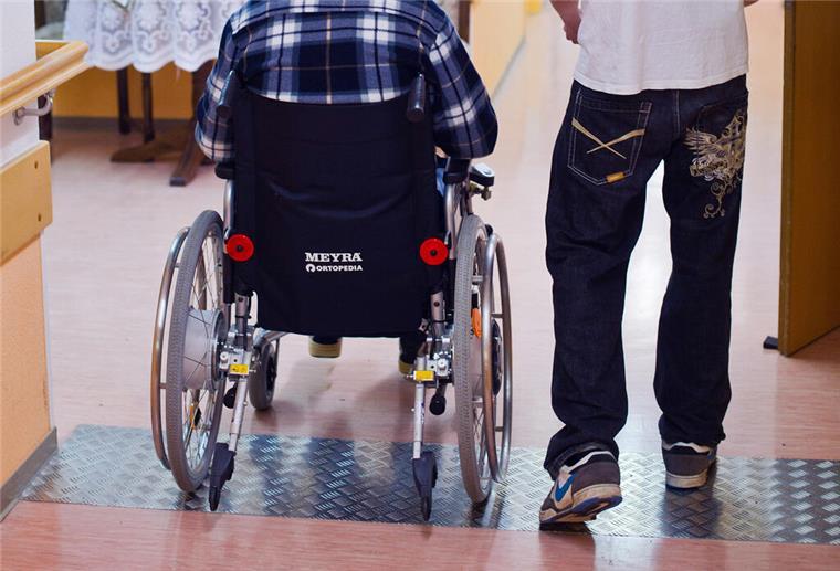 Rente sammeln mit dem Freiwilligendienst: So lohnt sich das Engagement doppelt In einem Seniorenheim betreut ein Mann einen älteren Mann, der im Rollstuhl. Ein freiwilliges Jahr bringt mehr als Erfahrung: Auch für die Rente zahlt es sich aus – und das ganz ohne Antrag.