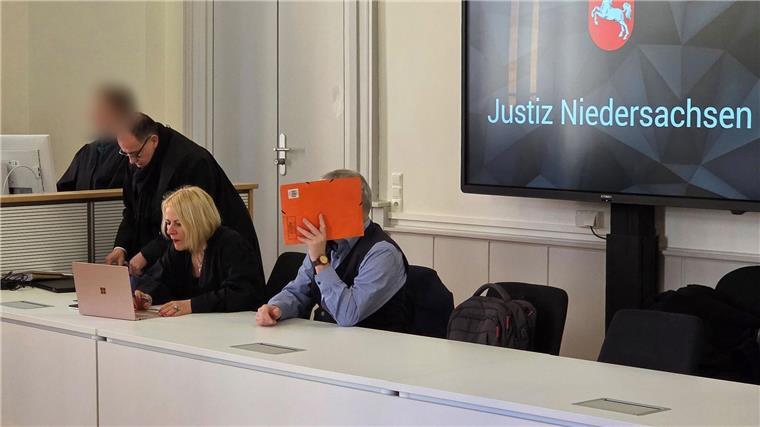 Ein früherer Kita-Erzieher steht vor Gericht, weil er sexuelle Handlungen an einem Kind vorgenommen haben soll. 