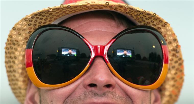 Zahl des Tages: 27,32 Millionen Ein Fußballfan mit überdimensionaler Sonnenbrille verfolgt beim Public Viewing auf dem Messegelände in Freiburg die EM-Begegnung Deutschland gegen Polen. Foto Seeger/dpa