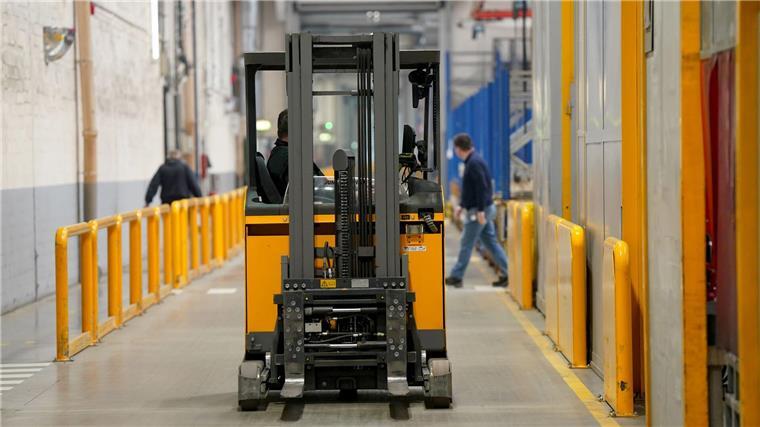 Gewerkschaft wirft Jungheinrich „Tabubruch“ vor Ein Gabelstapler fährt durch die Werkshalle der Jungheinrich AG. (Archivbild)