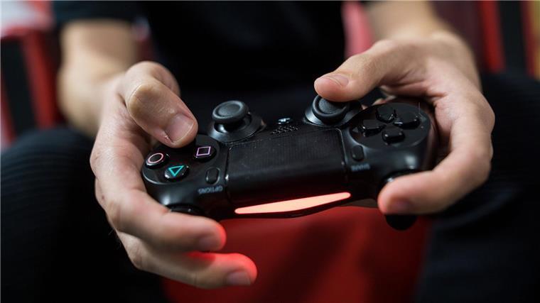 30 Jahre Playstation - Vom Rache-Projekt zum Erfolgsschlager Ein Gamer spielt mit einer Playstation 4.