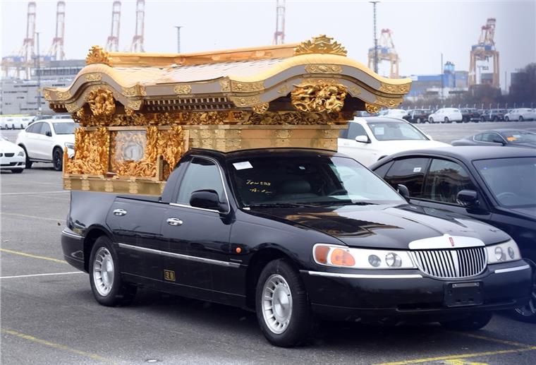 Seltener Leichenwagen auf Bremerhavens Terminal Ein ganz besonderer Lincoln: Bei dem Towncar dürfte es sich um einen japanischen Leichenwagen handeln.
