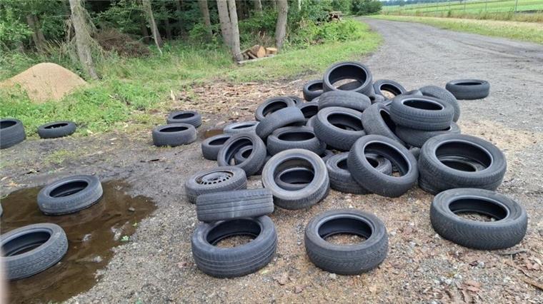 Ein ganzer Berg: Unbekannte luden nahe Appeln Altreifen am Feldweg ab – teils noch fast neuwertig.