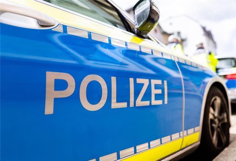 Bremerhaven: Hausbewohner fasst Einbrecher auf frischer Tat Einsatzfahrzeuge der Polizei stehen in Freiburg am Straßenrand