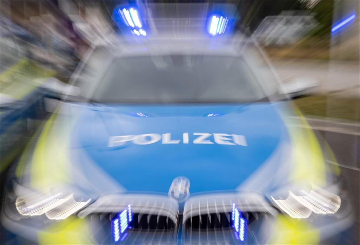 Gefährliches Manöver: Ausgebremst und dann genötigt Ein Streifenwagen der Polizei mit eingeschaltetem Blaulicht.