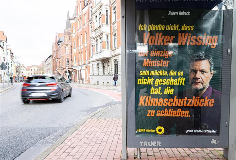 Ein gefälschtes Plakat der Partei Bündnis 90/Die Grünen hängt in einem Schaukasten an einer Bushaltestelle