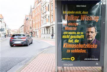 Ein gefälschtes Plakat der Partei Bündnis 90/Die Grünen hängt in einem Schaukasten an einer Bushaltestelle