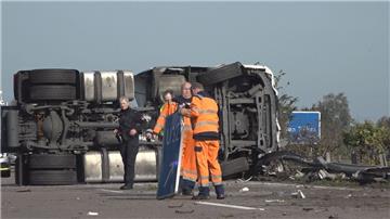 Ein Gefahrguttransporters hatte am Mittag bei Wardenburg in Fahrtrichtung Oldenburg die Mittelleitplanke durchbrochen, war auf der Gegenfahrbahn umgekippt und auf der Seite liegen geblieben.
