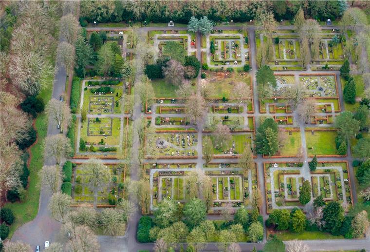 Ein geheimnisvolles Labyrinth? Nein, diese Luftaufnahme von Jan Czonstke zeigt den Brockeswalder Friedhof in Cuxhaven.