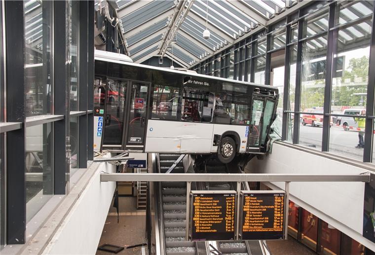 Ein Gelenkbus ist bei einem spektakulären Unfall in das Gebäude des zentralen Busbahnhofs in Hamburg gekracht. 