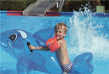 Wasserbecken, Freibad Grünhöfe, Kind, Spaß