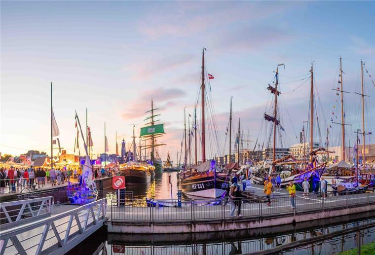 Ein gelunger Festtag endet - hier mit tollem Sonnenuntergang über dem Neuen Hafen.