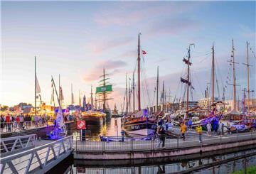 Ein gelunger Festtag endet - hier mit tollem Sonnenuntergang über dem Neuen Hafen.