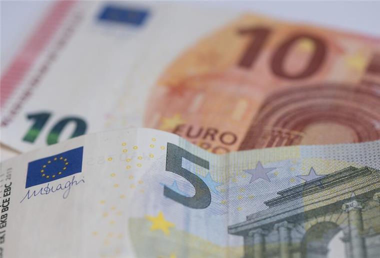 Mindestlohn von 15 Euro: So heftig wären die Auswirkungen auf alle Deutschen ARCHIV - 15.05.2024, Sachsen, Dresden: Euro-Geldscheine bilden die Summe von 15 Euro. (zu dpa: «Was bedeutet ein Mindestlohn von 15 Euro?») Foto: Sebastian Kahnert/dpa +++ dpa-Bildfunk +++