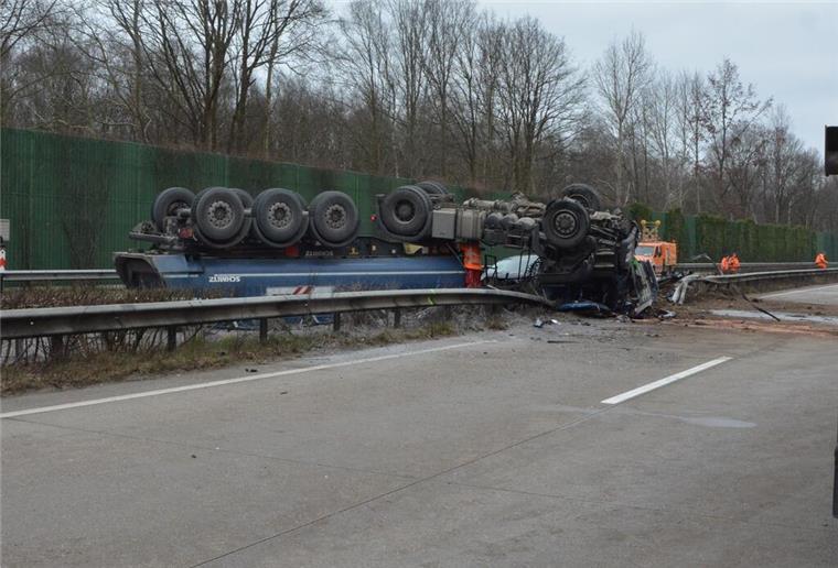 Reifenplatzer auf A27: Lkw kracht in Leitplanke - Strecke bis in den Abend gesperrt unfallbeteiligter Sattelzug, Blickrichtung Norden.der PKW ist hinter dem Führerhaus