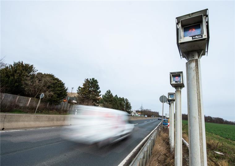 Gericht stoppt bundesweit erstes Streckenradar Ein Gericht hat den Betrieb eines Streckenradars wie hier an der B6 in der Region Hannover gestoppt.