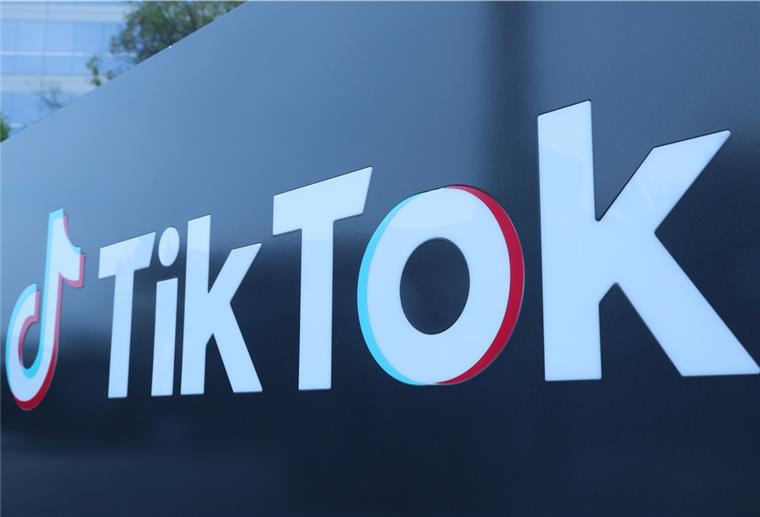 Tiktok: Download-Stopp in den USA ausgesetzt Schriftzug auf einer Werbetafel.