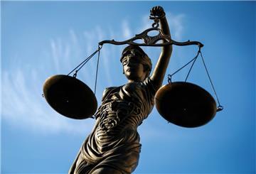  Eine Statue der Justitia hält eine Waage in der Hand. Ein Gerichtsurteil sorgt für Wirbel: Wer nicht über Teilrente informiert wurde, hat möglicherweise Anspruch auf mehr Rente.