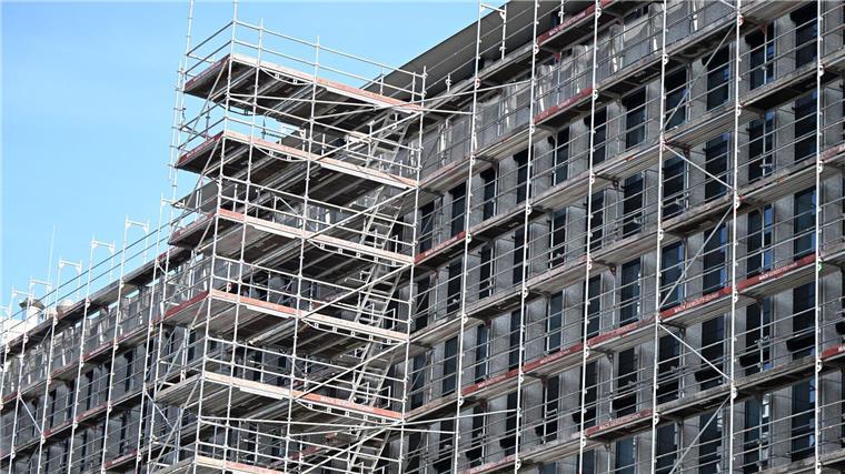 IG BAU erhöht Druck und droht mit Streik Ein Gerüst steht auf einer Baustelle an einem Rohbau eines Bürogebäudes.