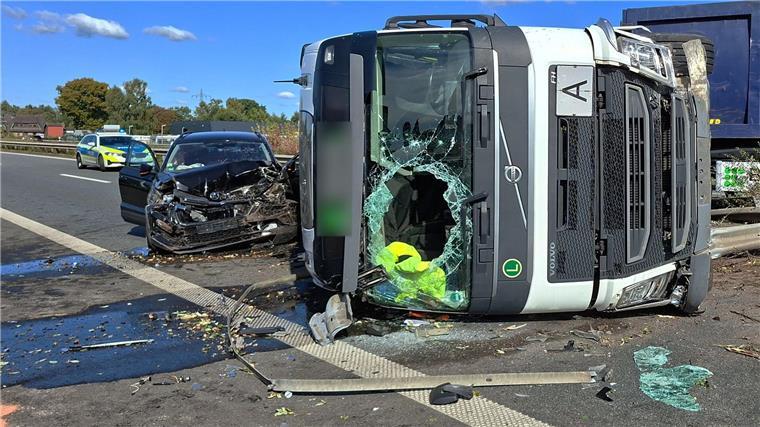 Lastzug durchbricht auf A28 Mittelschutzplanke und kippt um Ein Gesamtschaden von rund 100.000 Euro ist bei einem Unfall auf der A28 entstanden, zwei Menschen wurden verletzt.