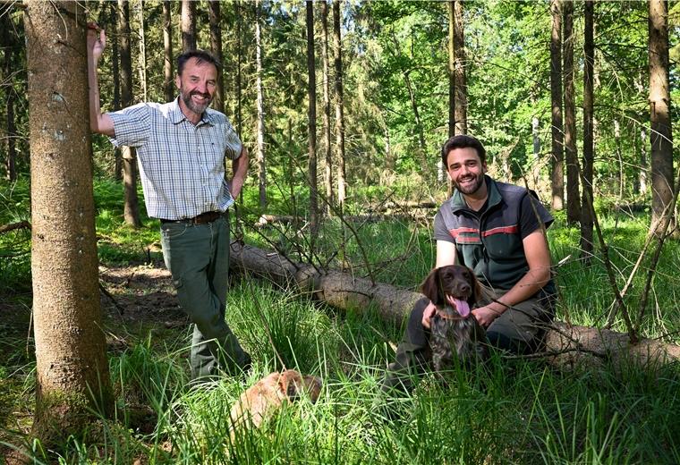 Ein Gespräch: Tobias Loewer aus Ihilenworth beerbt Revierförster Dieter Röhnisch (li.) der nach mehr als 40 Jahren in den Ruhestand gegangen ist.