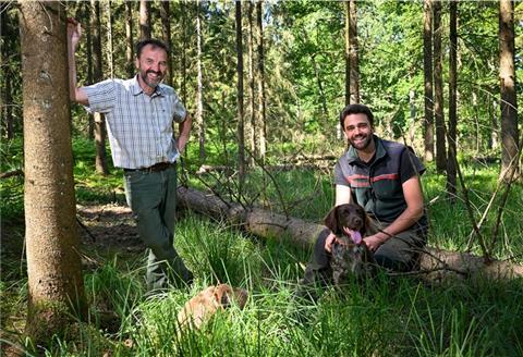 Ein Gespräch: Tobias Loewer aus Ihilenworth beerbt Revierförster Dieter Röhnisch (li.) der nach mehr als 40 Jahren in den Ruhestand gegangen ist.