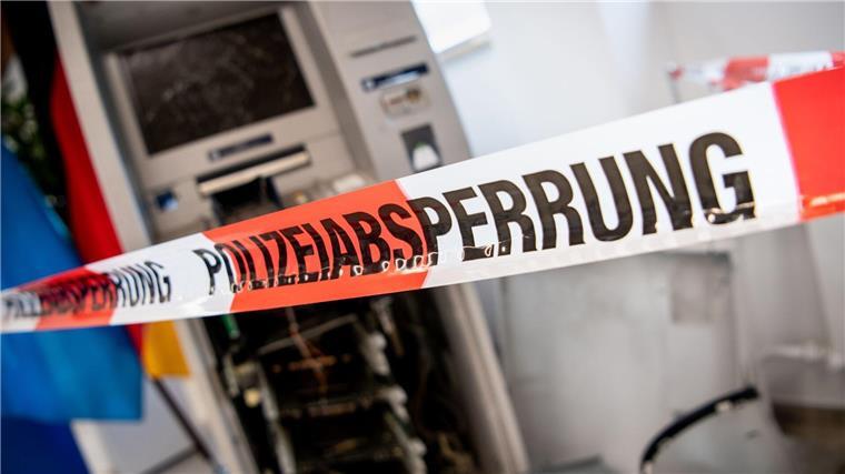 Sparkassenverband kündigt Abbau von Geldautomaten an Ein gesprengter Geldautomat ist hinter einem Flatterband mit der Aufschrift „Polizeiabsperrung“ zu sehen.