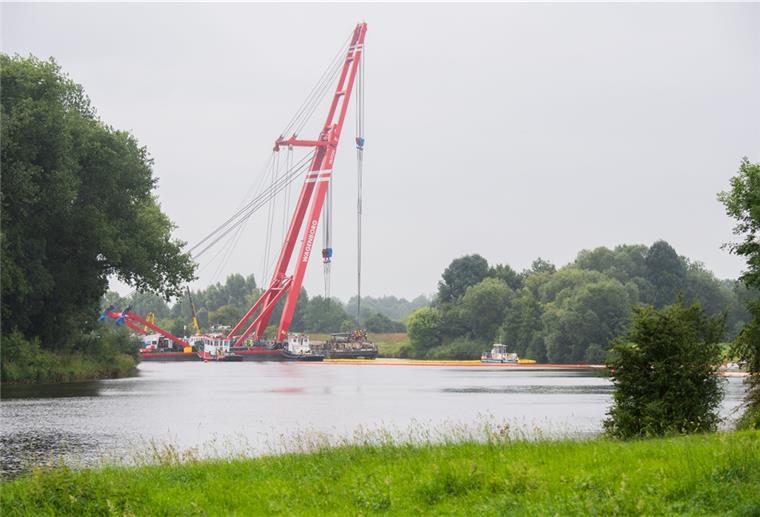 Bergung des gesunkenen Schiffs auf der Weser läuft Ein gesunkenes Binnenschiff wird auf der Weser nahe Nienburg geborgen. Spezialisten arbeiten weiter an der Bergung eines nach einer Kollision gesunkenen Schiffs. Der mit mehr als 600 Tonnen beladene Frachter war am 8. August nahe Marklohe mit einem anderen Binnenschiff kollidiert und gesunken.